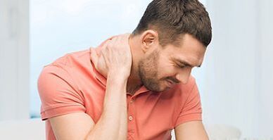 ग्रीवा ओस्टिओचोन्ड्रोसिस के साथ एक आदमी की गर्दन में दर्द