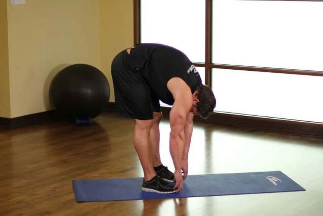 हिप आर्थ्रोसिस के लिए व्यायाम - पैरों को छूकर झुकें