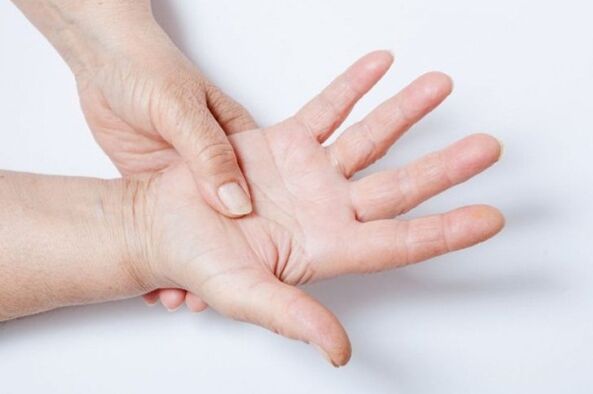 हाथ सुन्न होना काठ का ओस्टियोचोन्ड्रोसिस के लक्षणों में से एक है