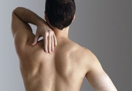 कंधे के ब्लेड के बीच दर्द के लक्षण