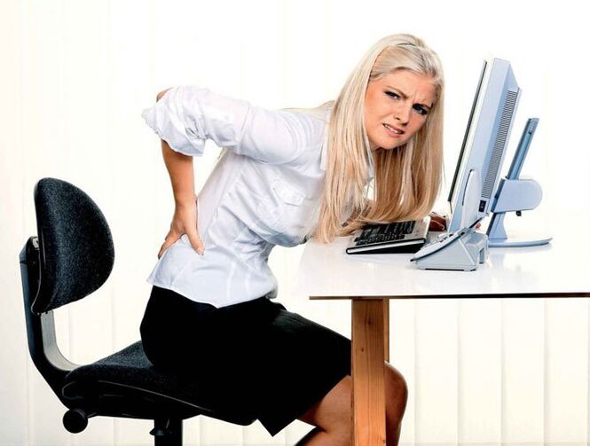 लड़की की पीठ में दर्द है